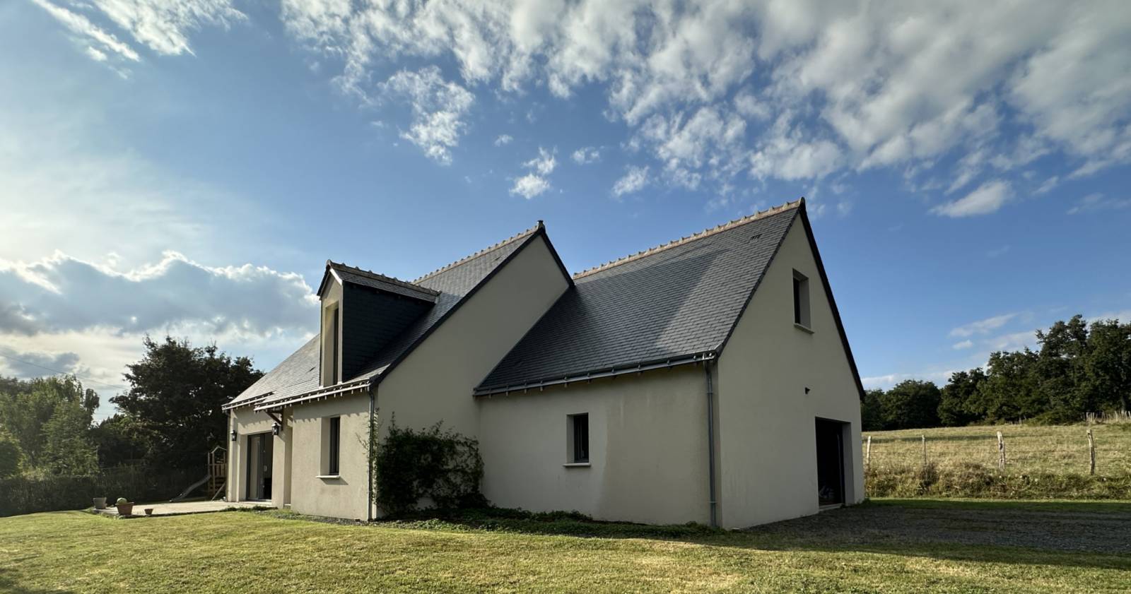 Vue d’une maison à Luynes équipée de vidéosurveillance solaire.