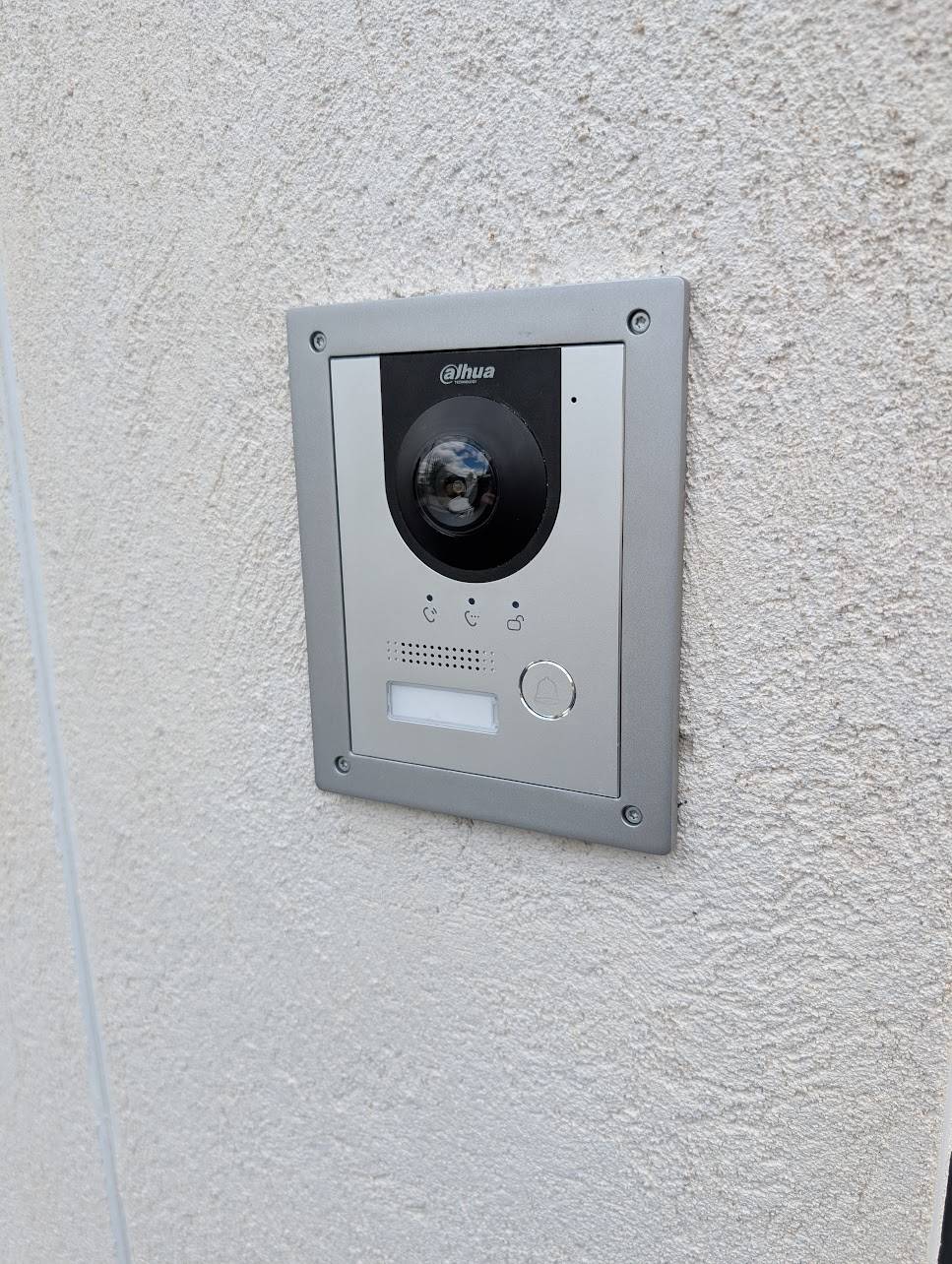 Technicien Direct-Sécurité posant un interphone dans une maison à Aubagne
